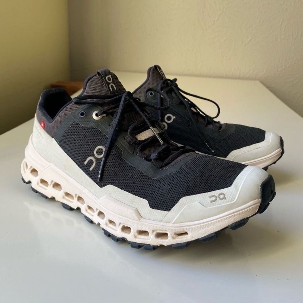 On Running Cloudventure shoes black white size 9 Womens